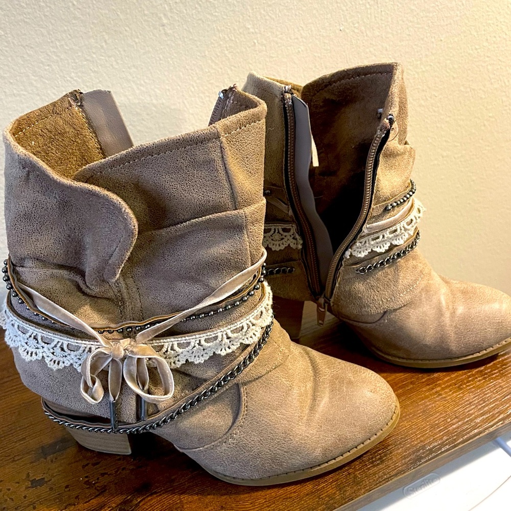 Size 5 woman’s ankle boots.
